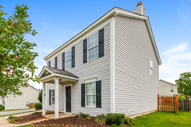 2,035/Mo, 2203 Pimpernel Rd Charlotte, NC 28213 Side View