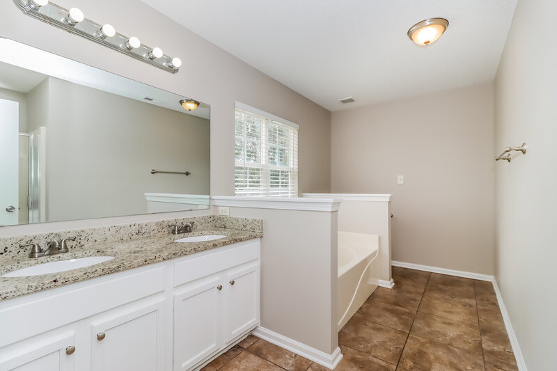 2,035/Mo, 2203 Pimpernel Rd Charlotte, NC 28213 Main Bathroom View