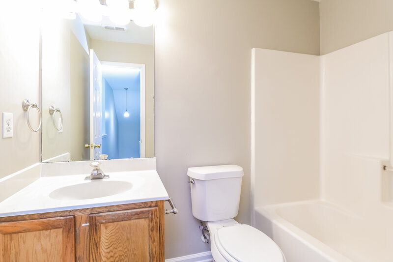 1,930/Mo, 7019 Indian Ridge Ln Charlotte, NC 28214 Main Bathroom View