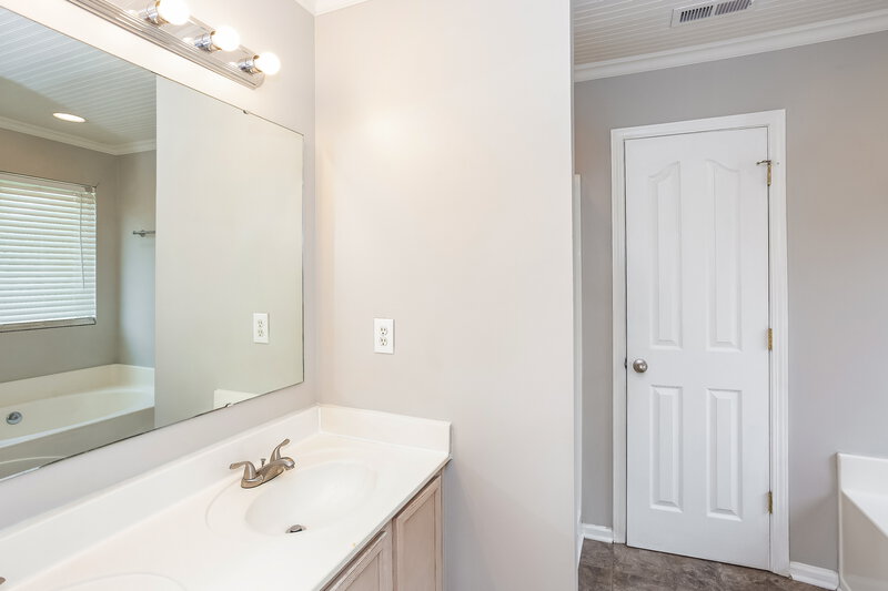 1,980/Mo, 4705 Fox Thorne Dr Charlotte, NC 28216 Bathroom View