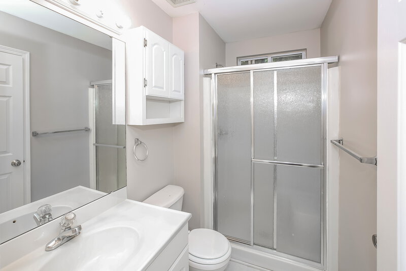 1,970/Mo, 4006 Craven Hill Dr Charlotte, NC 28216 Main Bathroom View