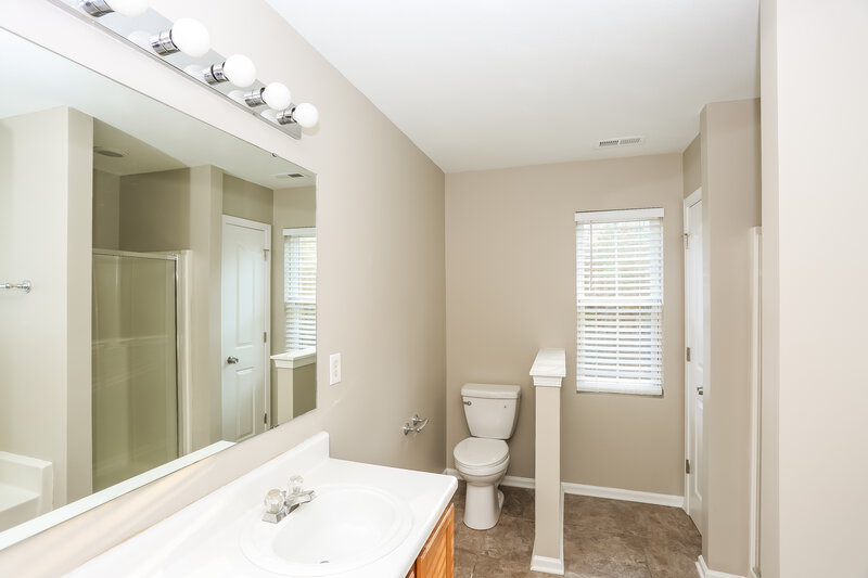 1,800/Mo, 6728 Commack Dr Charlotte, NC 28216 Main Bathroom View