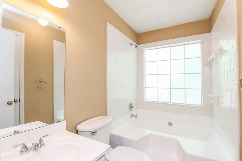 1,955/Mo, 8307 Houndstooth Dr Charlotte, NC 28227 Main Bathroom View
