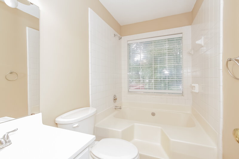 2,000/Mo, 8307 Houndstooth Dr Charlotte, NC 28227 Main Bathroom View