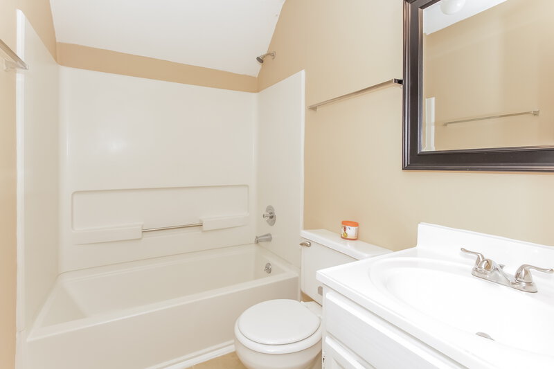 2,000/Mo, 8307 Houndstooth Dr Charlotte, NC 28227 Bathroom View