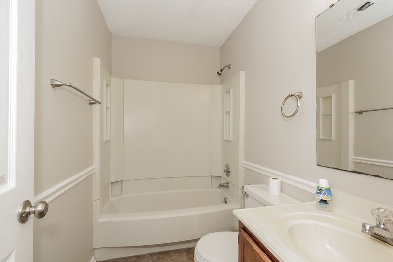 1,705/Mo, 6201 Rockshire Dr Charlotte, NC 28227 Main Bathroom View