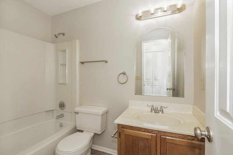 1,705/Mo, 6201 Rockshire Dr Charlotte, NC 28227 Bathroom View