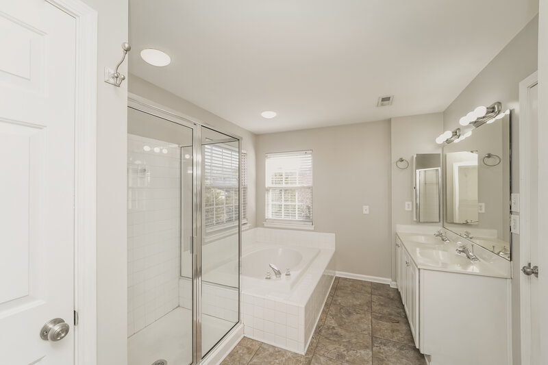2,705/Mo, 3826 Green Pasture Rd Charlotte, NC 28269 Main Bathroom View