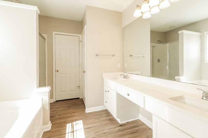 2,350/Mo, 6020 Skyline Dr Charlotte, NC 28269 Main Bathroom View