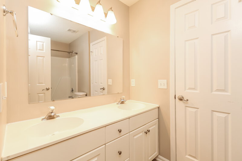2,350/Mo, 6020 Skyline Dr Charlotte, NC 28269 Bathroom View