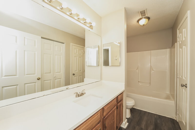 1,585/Mo, 5625 Patton St Charlotte, NC 28269 Main Bathroom View
