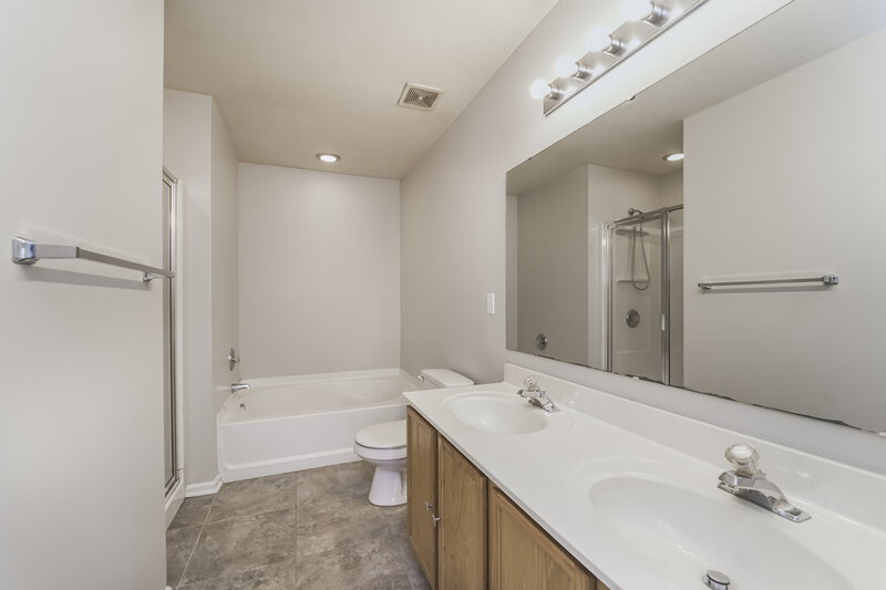 2,190/Mo, 4701 Potters Glen Rd Charlotte, NC 28269 Main Bathroom View