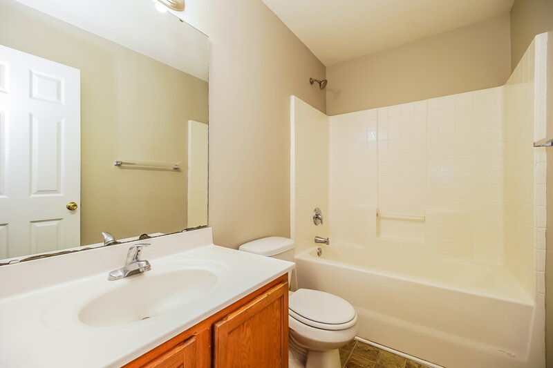 1,905/Mo, 3531 Lake Rd Charlotte, NC 28269 Main Bathroom View