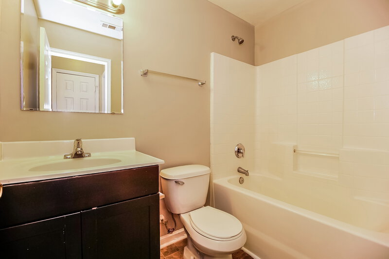 1,905/Mo, 3531 Lake Rd Charlotte, NC 28269 Bathroom View