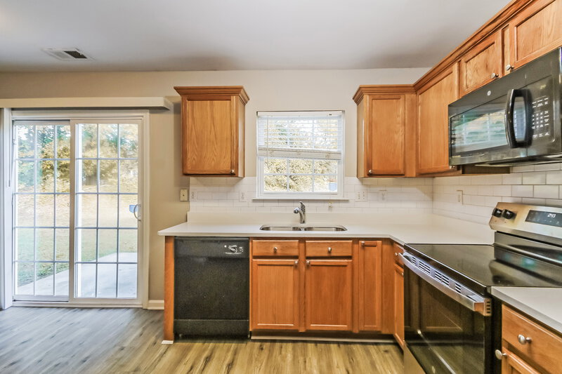 2,090/Mo, 10621 Mountain Springs Dr Charlotte, NC 28278 Kitchen View 2