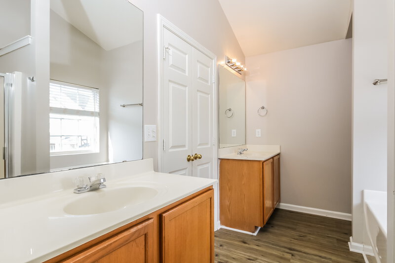 2,090/Mo, 10621 Mountain Springs Dr Charlotte, NC 28278 Main Bathroom View