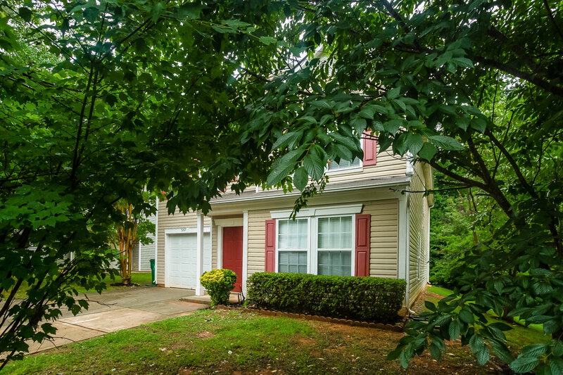 2,175/Mo, 5207 Vanhoy Ln Charlotte, NC 28269 Front View 2