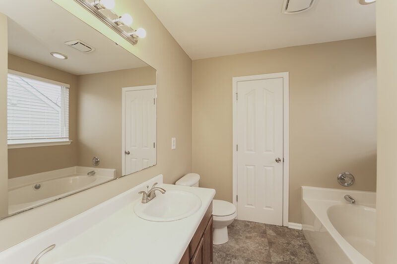 2,455/Mo, 2637 Forest Grove Ct Charlotte, NC 28269 Main Bathroom View