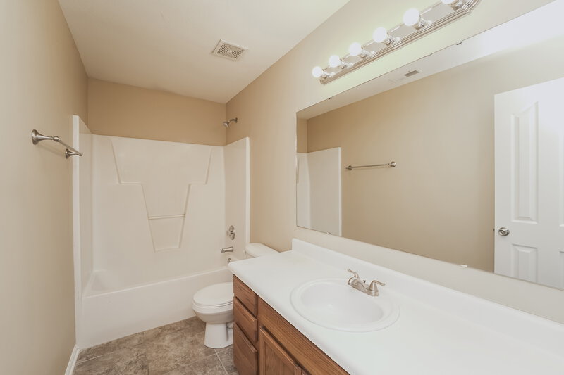 2,455/Mo, 2637 Forest Grove Ct Charlotte, NC 28269 Main Bathroom View 2