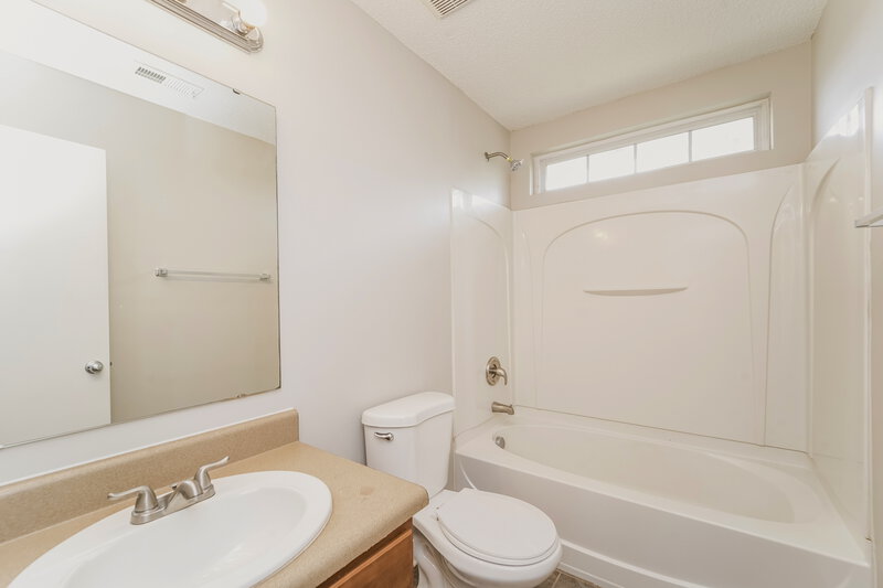 2,360/Mo, 8712 Michaw Ct Charlotte, NC 28269 Main Bathroom View