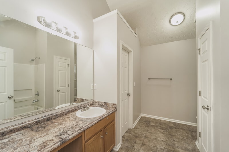1,665/Mo, 4206 Parkdale Dr Charlotte, NC 28208 Main Bathroom View