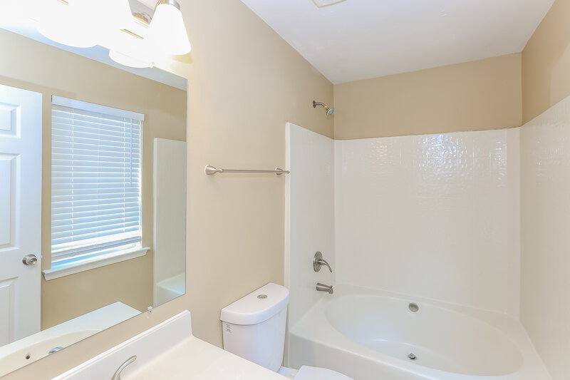2,360/Mo, 1563 Hollow Maple Dr Charlotte, NC 28216 Main Bathroom View