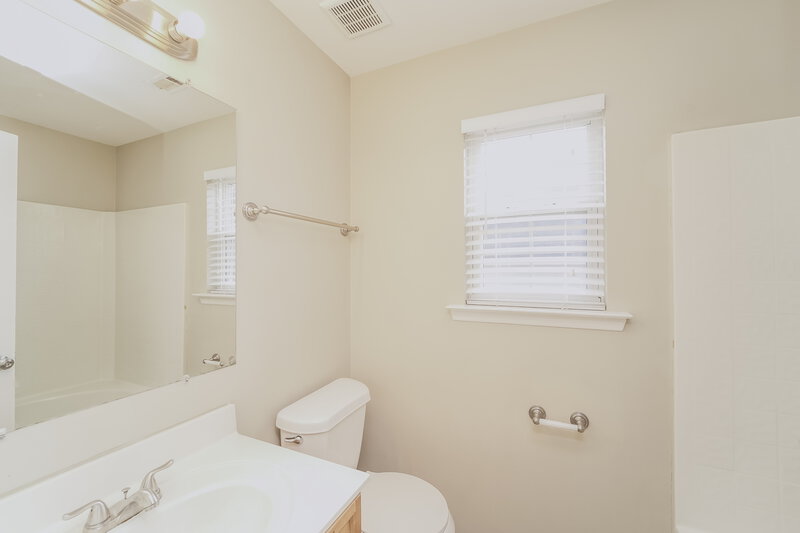 1,635/Mo, 4621 Bomar Dr Charlotte, NC 28216 Main Bathroom View