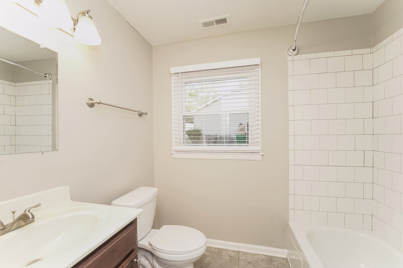 1,755/Mo, 615 Fawnbrook Ln Charlotte, NC 28217 Bathroom View