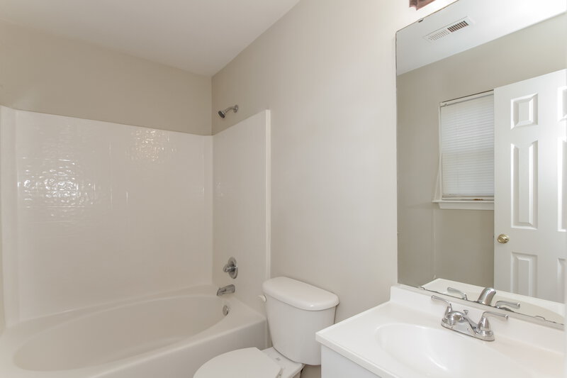 2,360/Mo, 1444 Hidden Stream Ct Charlotte, NC 28213 Main Bathroom View