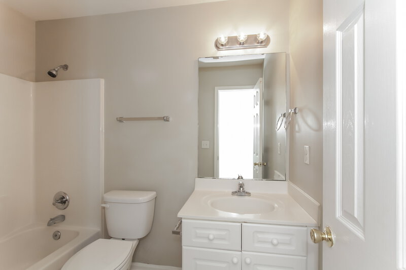 2,360/Mo, 1444 Hidden Stream Ct Charlotte, NC 28213 Bathroom View