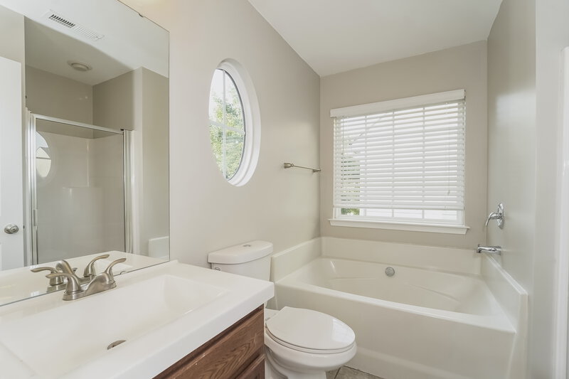 1,650/Mo, 2511 Anna Garrison Rd Charlotte, NC 28206 Main Bathroom View