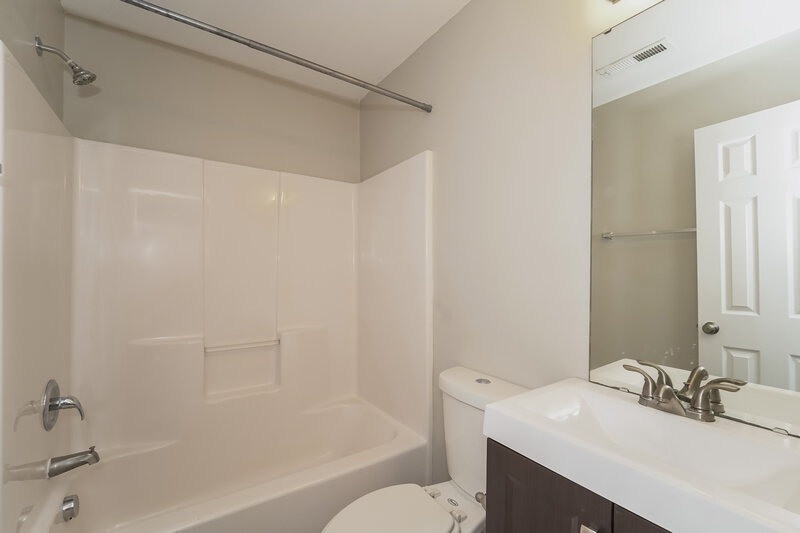 1,650/Mo, 2511 Anna Garrison Rd Charlotte, NC 28206 Bathroom View