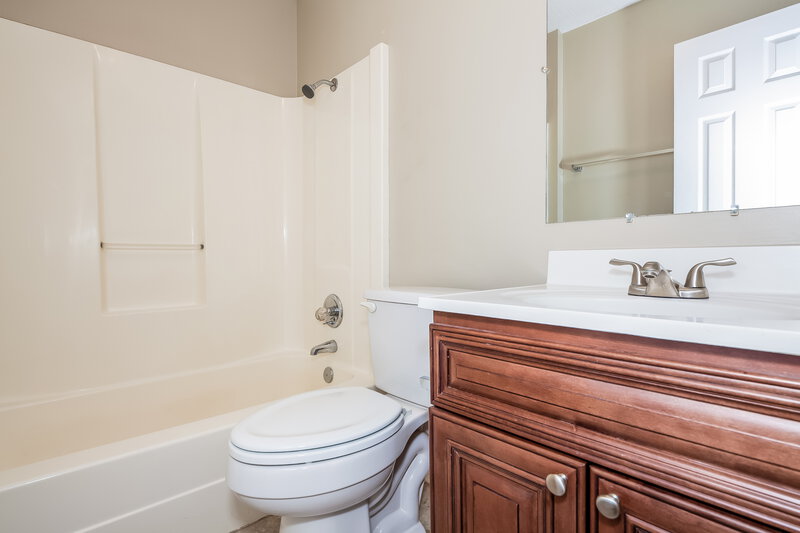 1,910/Mo, 100 New Hampshire Rd Stanley, NC 28164 Bathroom View