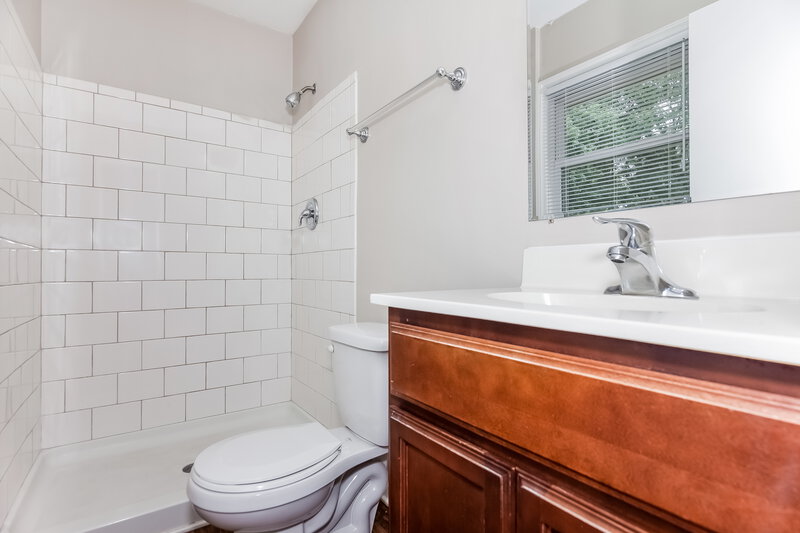 1,630/Mo, 820 Tilden Rd Charlotte, NC 28214 Main Bathroom View