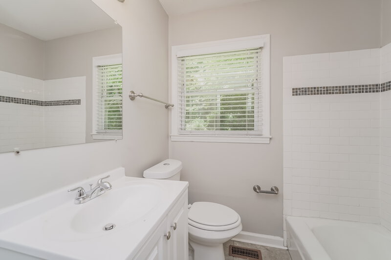 1,900/Mo, 2413 Dora Dr Charlotte, NC 28215 Bathroom View