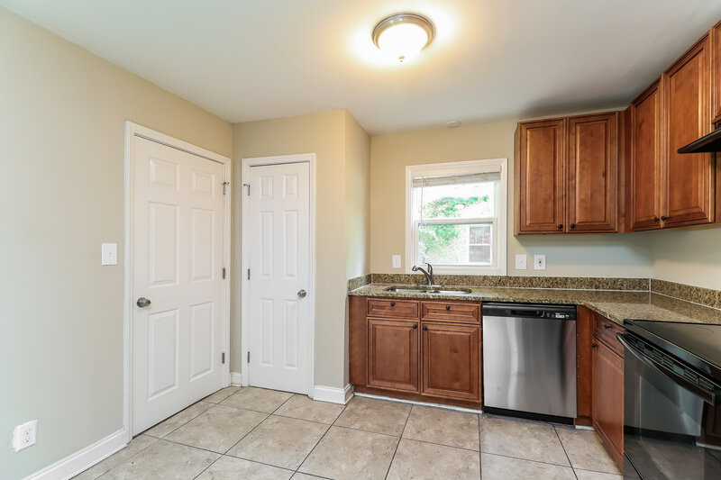 1,660/Mo, 511 Derrydowne Dr Charlotte, NC 28213 Kitchen View 2