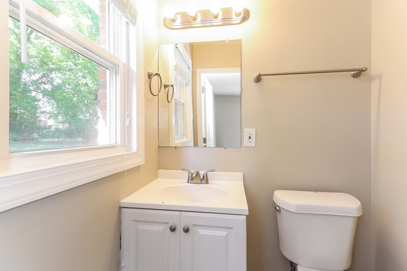 1,660/Mo, 511 Derrydowne Dr Charlotte, NC 28213 Main Bathroom View