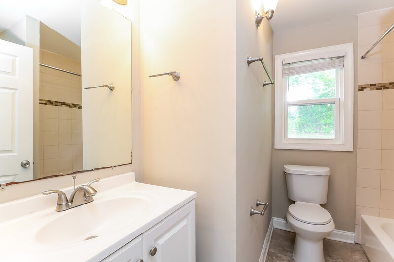 1,660/Mo, 511 Derrydowne Dr Charlotte, NC 28213 Bathroom View