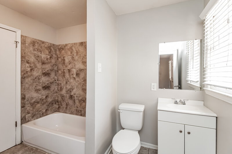 1,640/Mo, 3800 Seaman Dr Charlotte, NC 28217 Main Bathroom View