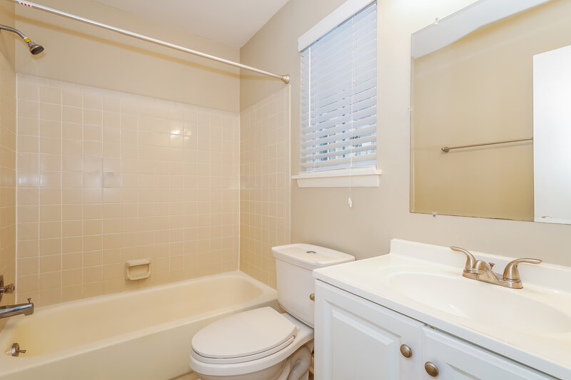 1,830/Mo, 7236 Newell Acres Dr Charlotte, NC 28215 Main Bathroom View