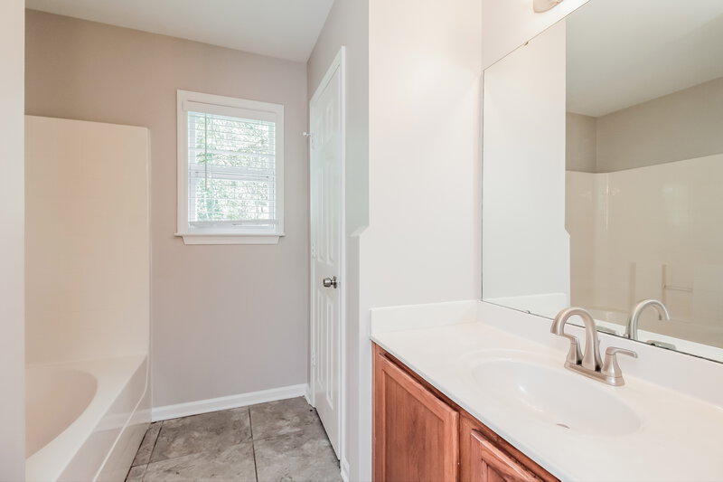 1,760/Mo, 3613 Ellington St Charlotte, NC 28211 Main Bathroom View