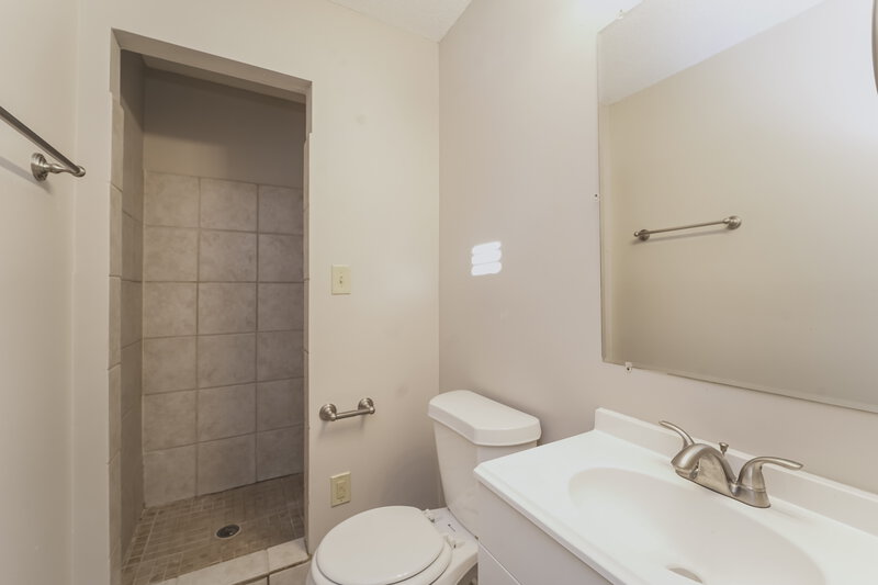 1,650/Mo, 8024 Gera Emma Dr Charlotte, NC 28215 Main Bathroom View