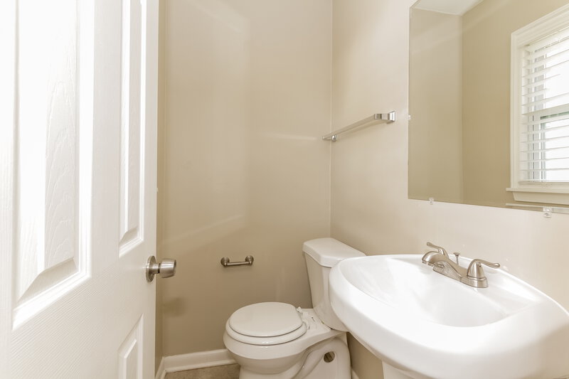 1,645/Mo, 5401 Venado St Charlotte, NC 28215 Main Bathroom View