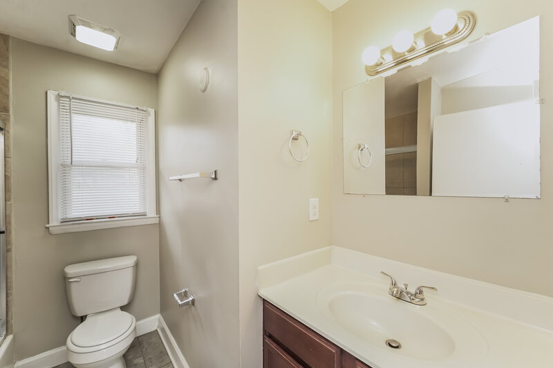 1,750/Mo, 1100 Bilmark Ave Charlotte, NC 28213 Main Bathroom View