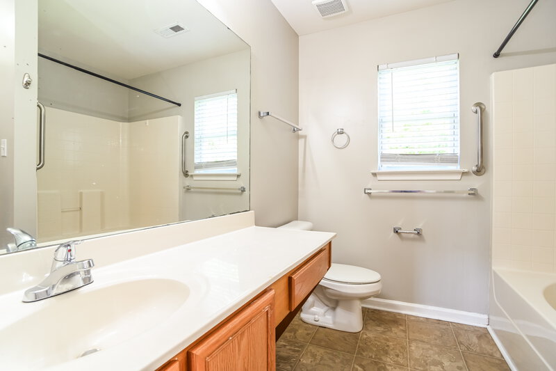 1,560/Mo, 3002 Reid Ave Charlotte, NC 28208 Main Bathroom View