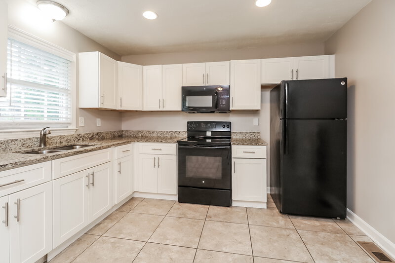 1,525/Mo, 4534 Hidden Valley Rd Charlotte, NC 28213 Kitchen View