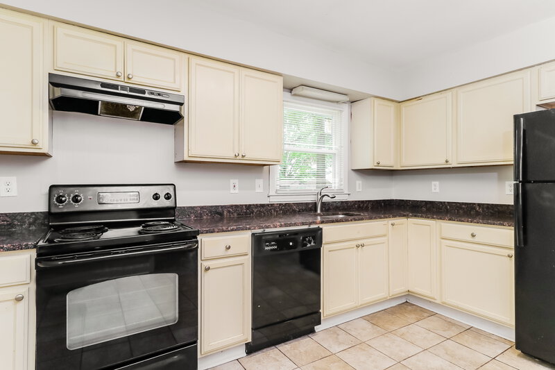 1,690/Mo, 323 Huntsmoor Dr Charlotte, NC 28217 Kitchen View