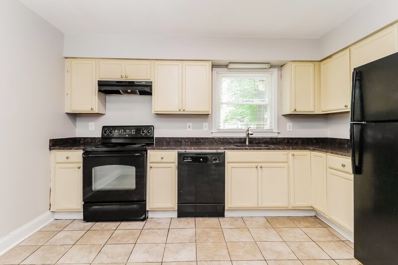 1,690/Mo, 323 Huntsmoor Dr Charlotte, NC 28217 Kitchen View 2