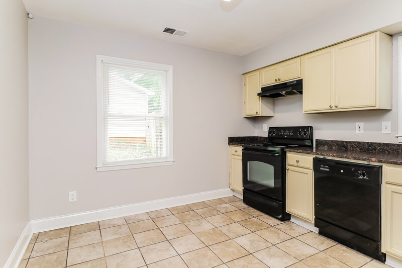 1,690/Mo, 323 Huntsmoor Dr Charlotte, NC 28217 Kitchen View 3
