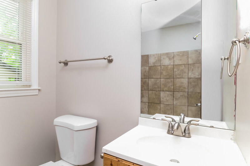 1,690/Mo, 323 Huntsmoor Dr Charlotte, NC 28217 Bathroom View